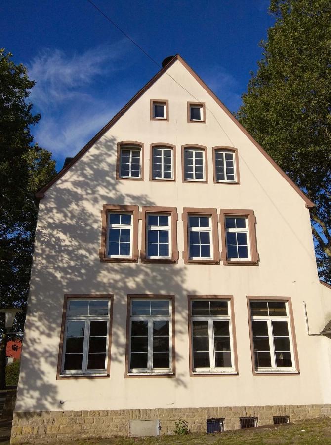 Alte Schule Gaestehaus - Fraeulein Apartment Битбург Екстериор снимка